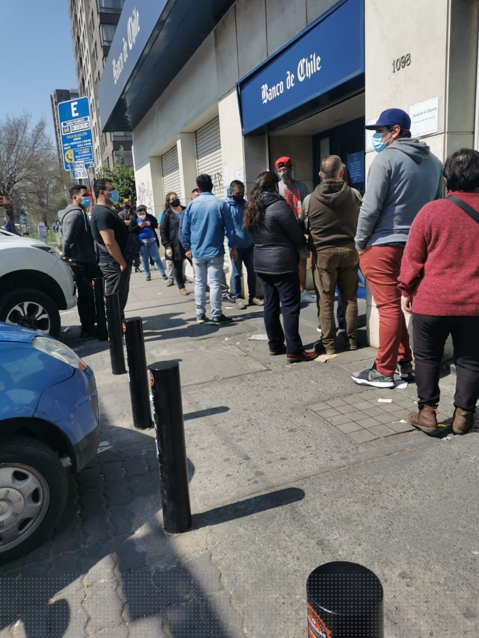 En la fila del Banco de Chile en Av. San Nicolás, cercano al sector industrial de la comuna de San Miguel.