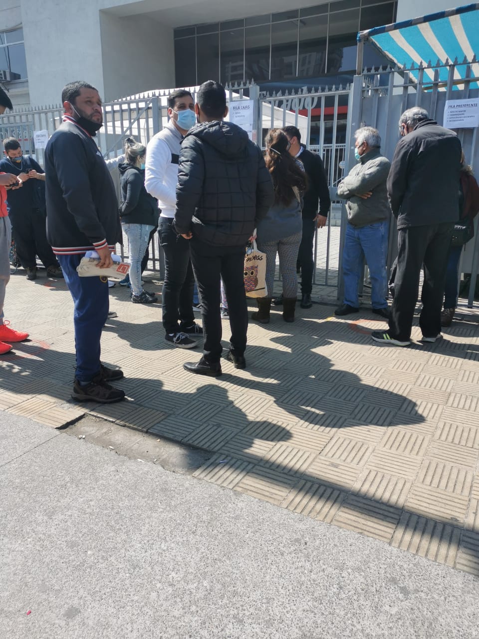 Esperando en la fila del Banco Estado.