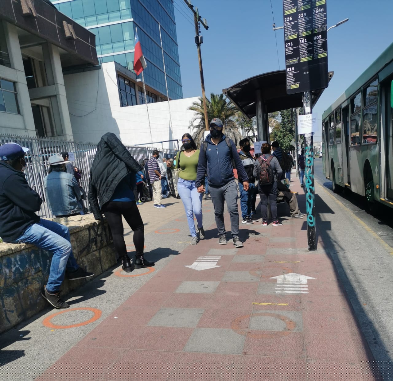 Esperando la micro desde Gran Avenida al centro de Santiago.