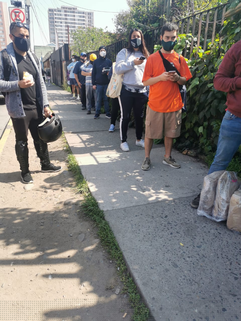 Esperando la fila en correos en la comuna de San Miguel (en transición).