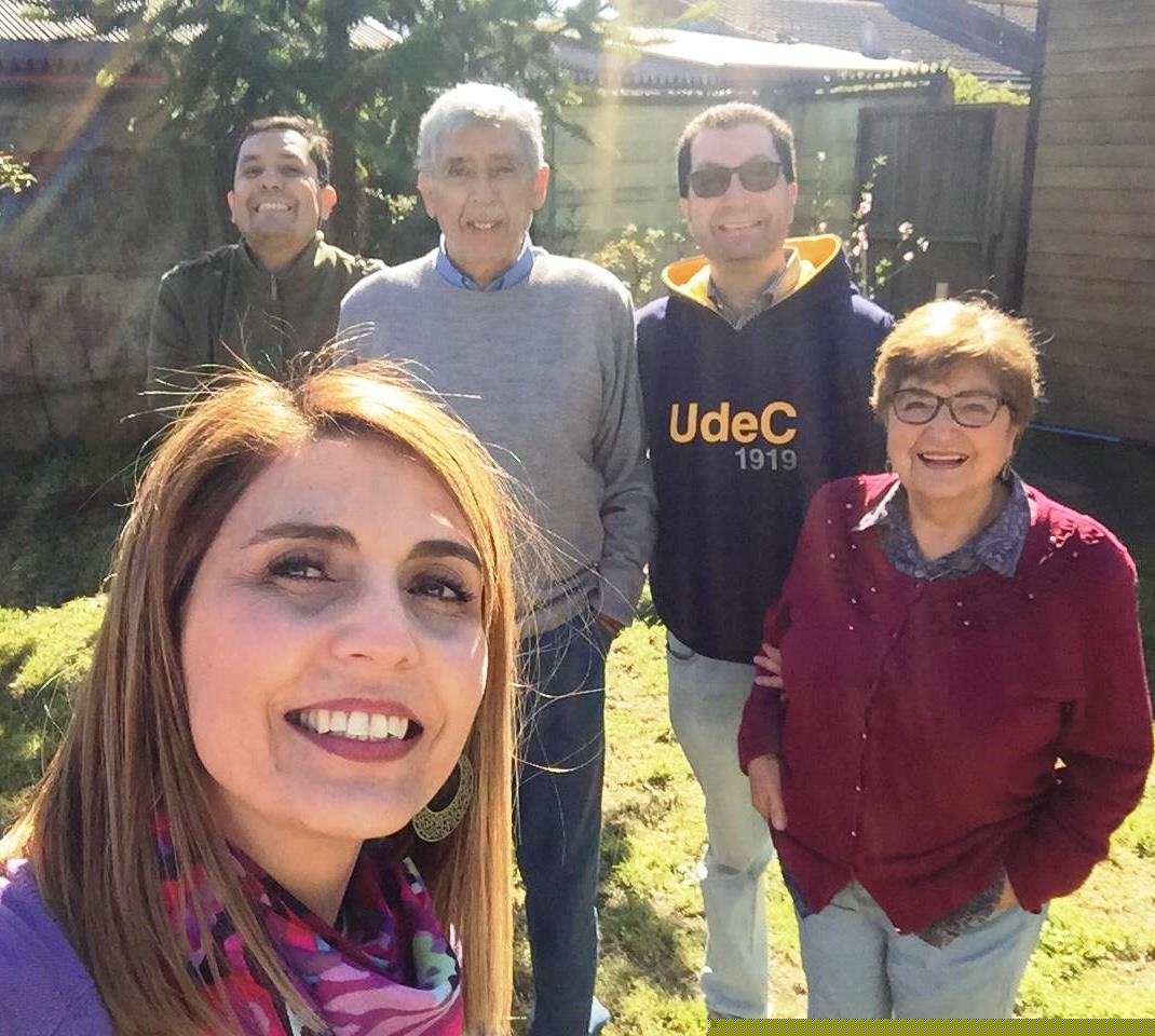 Familia Padilla Zelada compartiendo en su casa de Villa Acero. Hualpén.