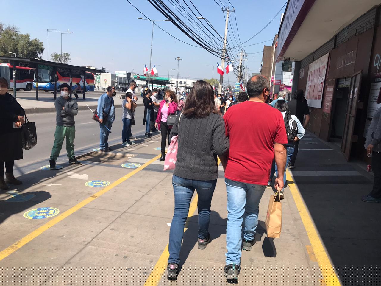 Peaton caminando en Plaza Maipú, avenida Pajaritos.