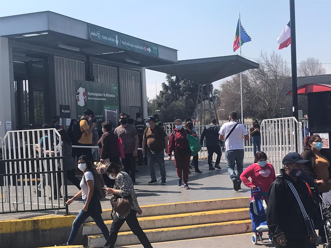 En la entrada de la renovada estación Plaza de Maipú.