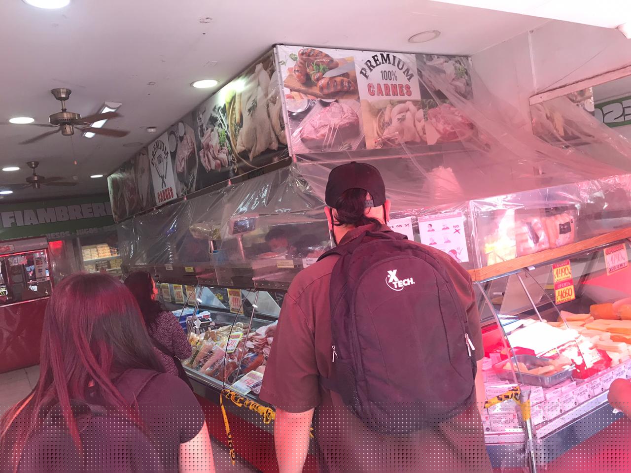 Comprando en la carnicería.