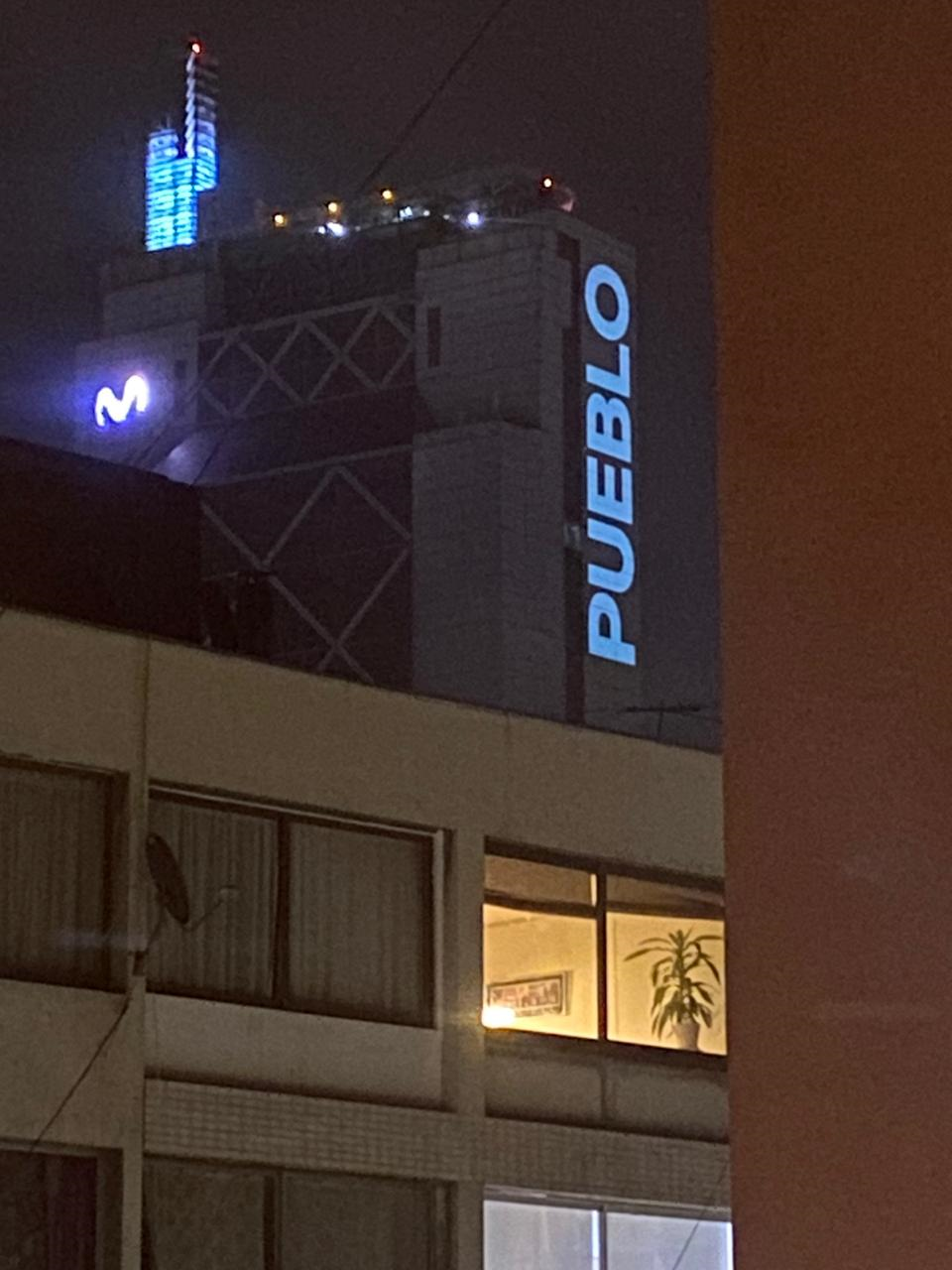 Pueblo en cuarentena: proyección en Plaza Italia .