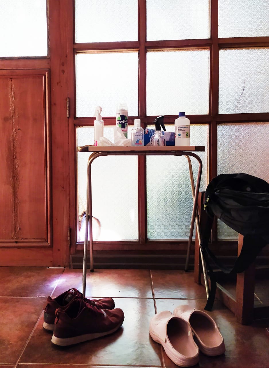 La entrada de la casa tras 5 meses en cuarentena.