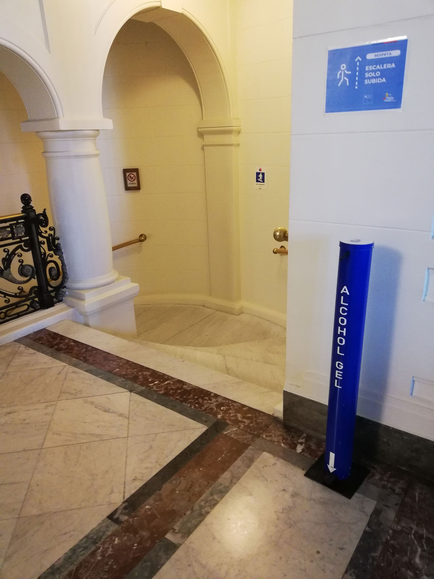 Biblioteca Nacional de Chile en pandemia (espacios restringidos y solo la sala de Periódicos y Microformatos habilitado).