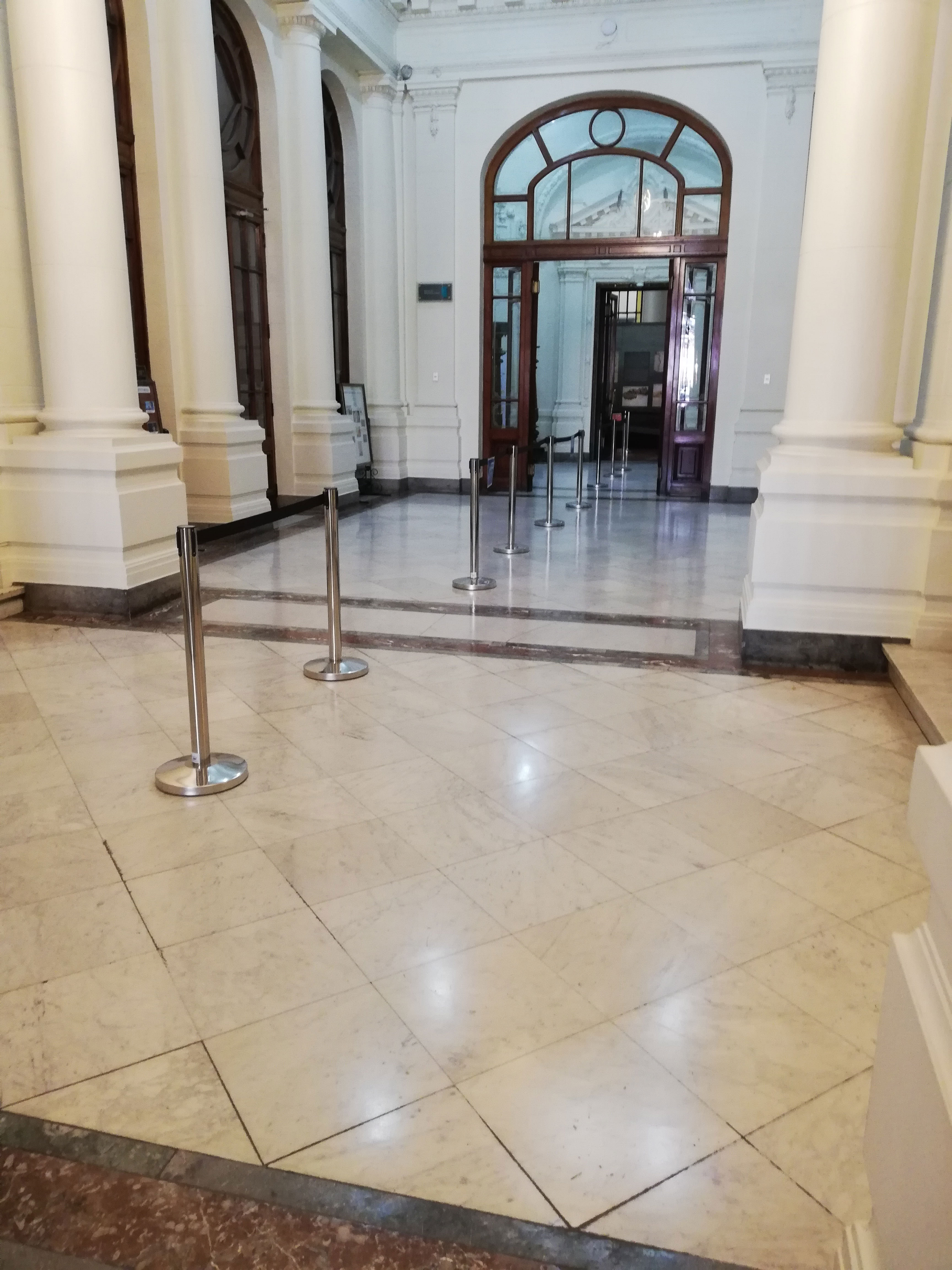 Biblioteca Nacional de Chile en pandemia COVID-19 (cerrada a público, solo visitas con reserva).